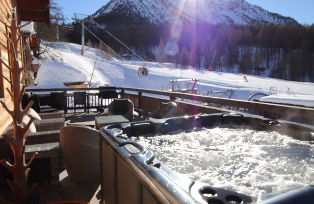 16-PERSON CHALET SKI IN SKI OUT JACUZZI CINEMA ROOM BILLIARDS FOOSBALL
