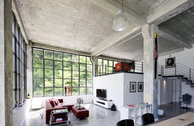 160 m2 loft apartment in factory style in a Bauhaus monument for 7