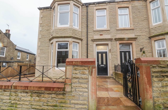 163 MANCHESTER ROAD, pet friendly, with hot tub in Accrington