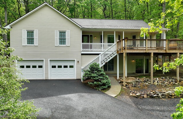 17-Seat Theater, Hot Tub & Game Room: Ideal Home!