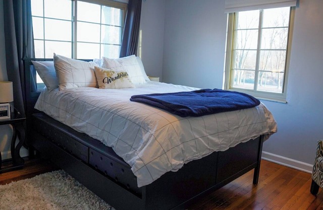 1750. Charming 2BR apartment with Wi-Fi. Quick Drive to Airport and Park Views