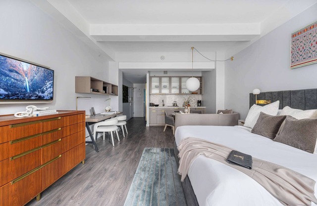 17John: Executive King Suite with Sofa Bed