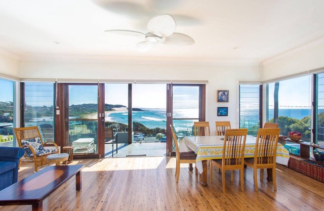 18 Cliff Road - Opposite One Mile Beach!