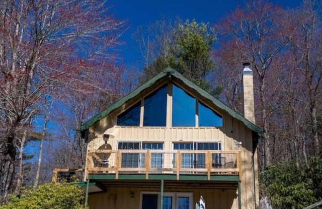 "18 Seasons" Seconds to Blue Ridge Parkway, & Mabry Mill. Game room w/Bar