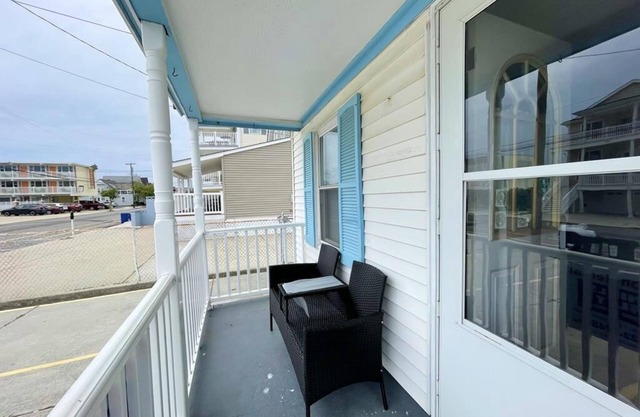 18+,weekly discount,Great apt 1 block from beach and boarwalk,affordable
