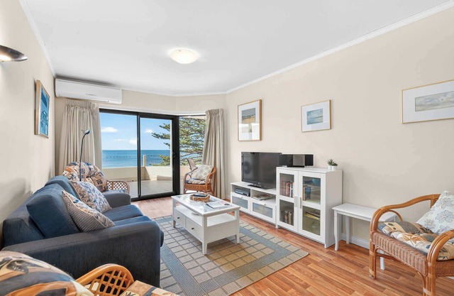 19-117 Franklin Pde - Beachfront Location - Linen Included