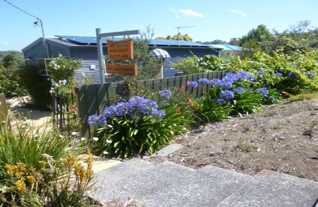 19 Blue in Blackmans Bay A Touch of Country in the Suburbs!