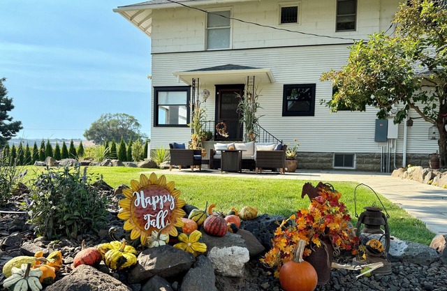 1910 Farmhouse- 4 BRs, Hot Tub, Fire Pits & Breathtaking Views – Perfect for 10