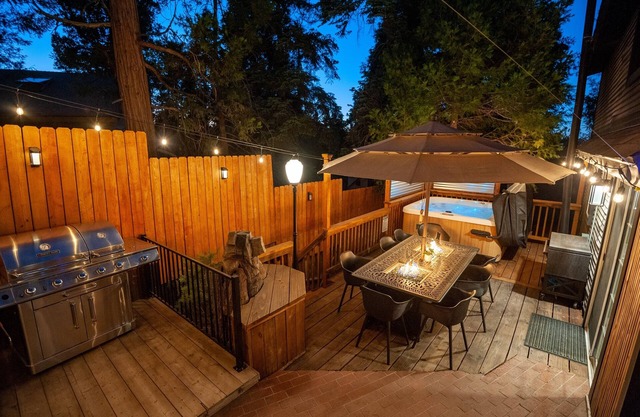 1928 Cabin, Hot Tub, Deck, Perfect Family Retreat!