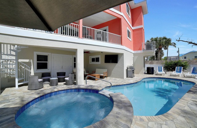 1940 Luxury 6BR Home: Heated Pool, Spa, Near Beach!