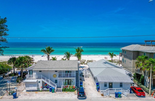 1950's Beachfront Cottage- As close to paradise as you can get!