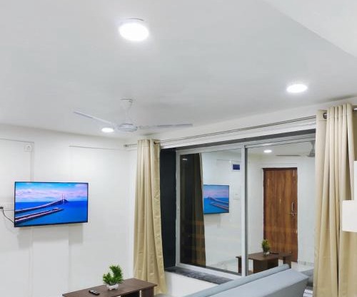 1BHK #401 Feel At Home Netflix & High Speed Net Self Service Apartment
