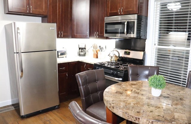 1BR Apartment - Walk to Shops - Downtown OAK PARK