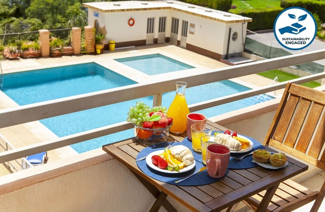 1BR Sea View w/Pool – 200m from the Beach