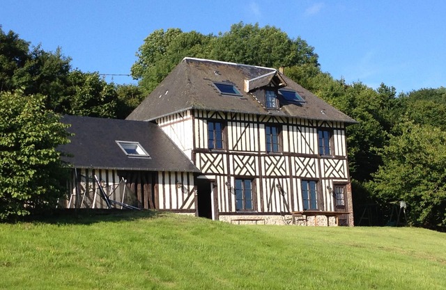 1h30 from Paris, 20 minutes from Deauville/Honfleur, the house is a corner of paradise