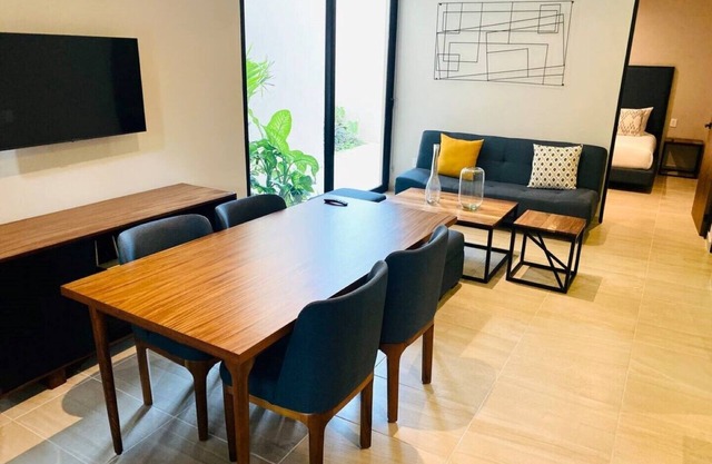 1st floor 1 bedroom w sunny Patio and plants, Wifi, Rooftop pool, gym, 24h sec