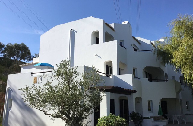 1st Floor apt, extra large South facing balcony, 2 bed/bath + Air Con + Wifi