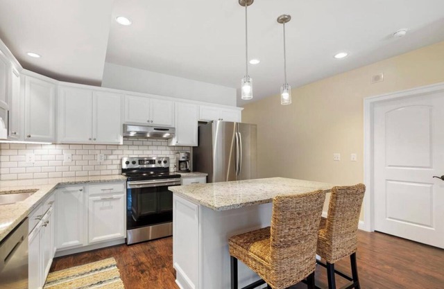 2/2 bath large private apartment , eat in kitchen living room, gym & laundry