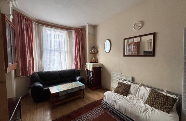 2/3 bedroom ground floor flat in the centre of Slough close to rail/bus London