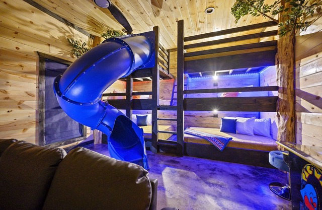 2 Adjacent Cabins Sleeps 28 w/Bunks+Playsets+Slide