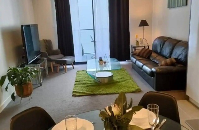 2 B/R modern apartment free parking prime location Canberra