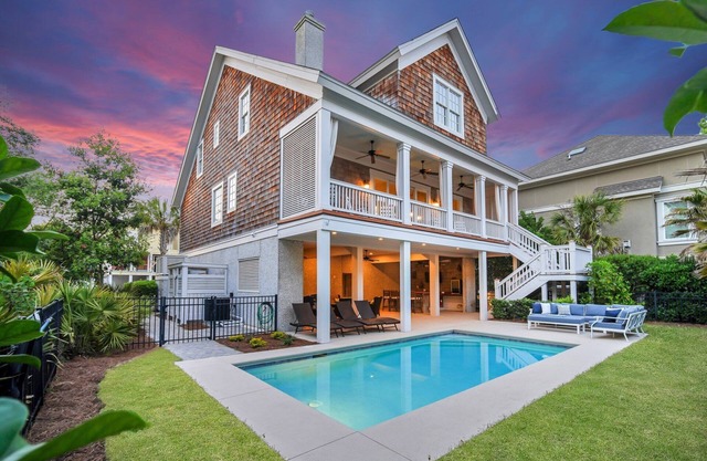 2 Barrier Beach Cove is a luxurious coastal getaway and a short 3-minute walk to Burke's Beach!