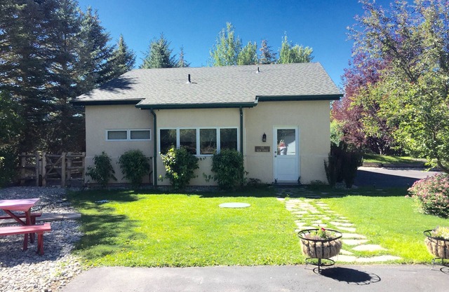 2 Bd. 2 Bath Charming Country Guest House close to ski slopes of Sun Valley