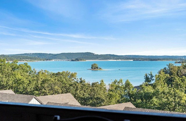 2 BD Lake Condo CLOSE to Silver Dollar City, Sleeps 10! Ticket Deals & Resort Perks!