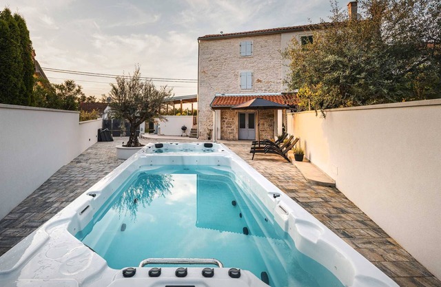 2 BD villa with pool, jacuzzi for up to 4 people