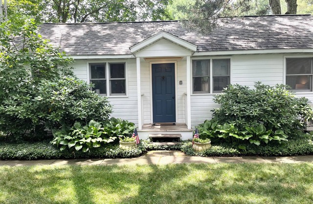 2 bed/1 bath, 1.5 blocks to beach/town, dog friendly