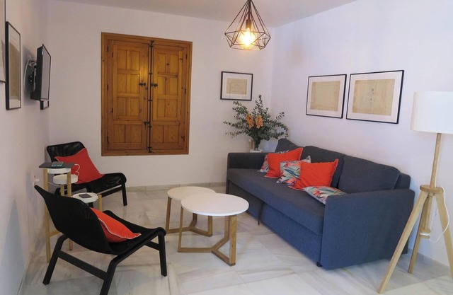 2-bed Apartment close to Historic Centre with Rooftop Terrace & Wi-Fi