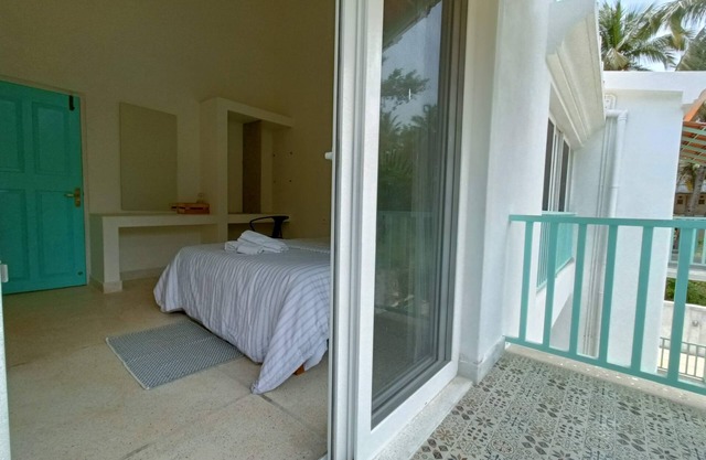 2 bed Apartment in a villa a walk to the beaches.