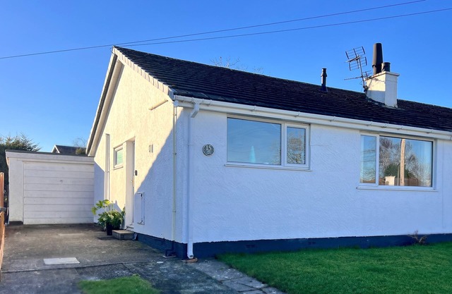 2 Bed House - Sleeps 4 - Pets - Garden - Parking