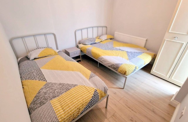 2-Bed House - Sleeps 5 & Central Links