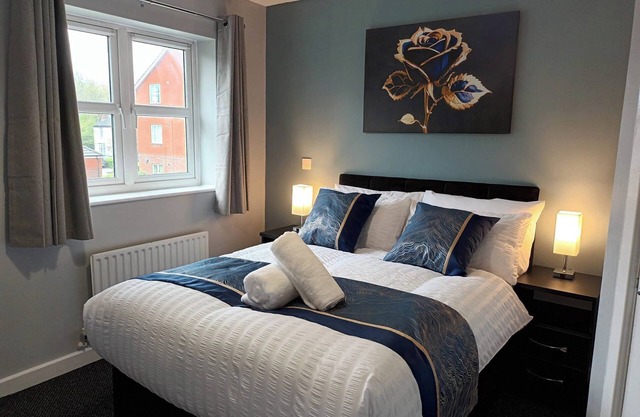 2 Bed House - Sleeps 6 - Parking - Wifi