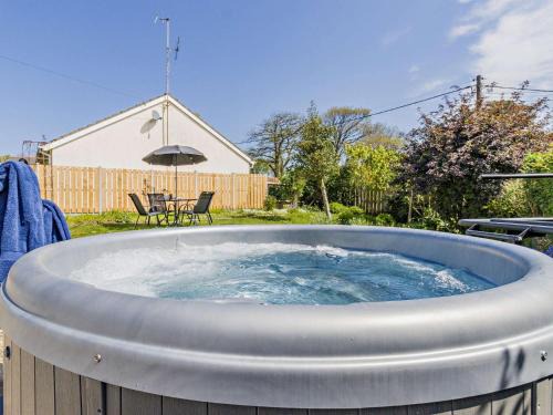 2 Bed in Aberaeron 96072