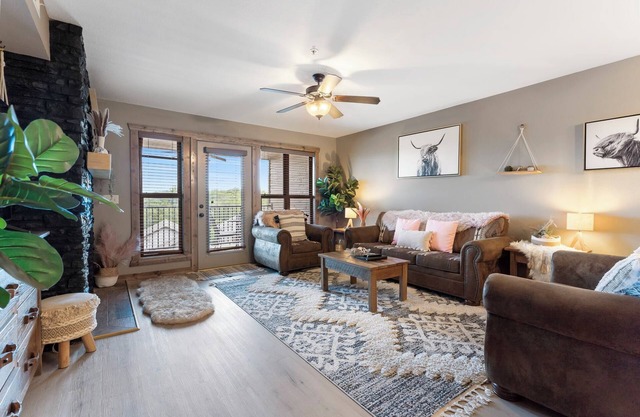 2 bed lake condo, Resort Amenities, Ticket & Golf Discounts, just 2 minutes to Silver Dollar City