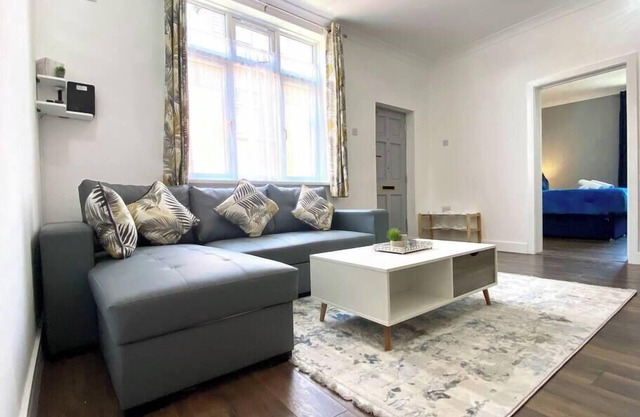 2 Bed Town Centre Free Park Wi-Fi Garden