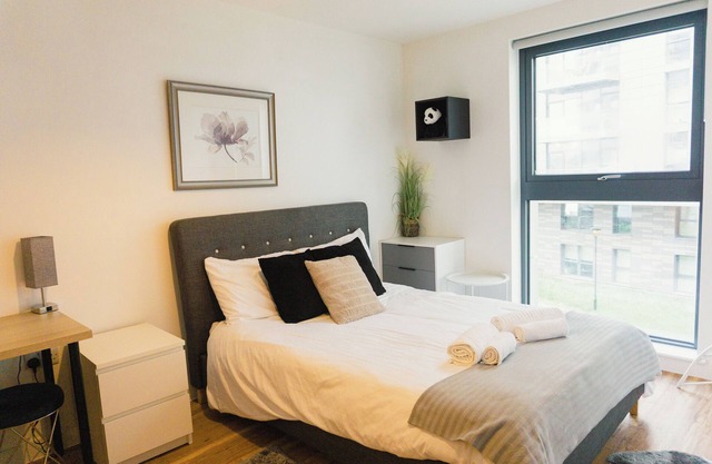 2-bed waterside retreat with gym in the heart of Manchester!