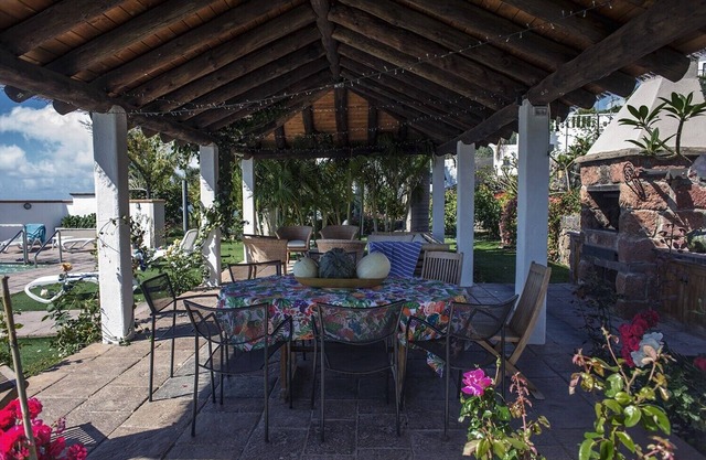 2 Bedrooms, SEA VIEW, HEATED POOL 27ºC, HEATING, Free Wifi, private garden and barbecue (4)