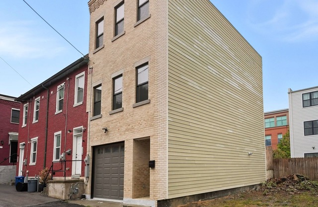2 Bedroom 2 and a Half Bath Townhouse Stadium and Downtown Nearby