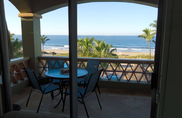 2 Bedroom, 2 bath Penthouse 58 yards from 3.5 miles of sandy beach!