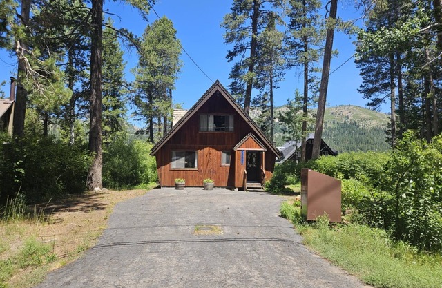 2 bedroom, 2 bath, sleeps 6, West End of Donner Lake DLR#007