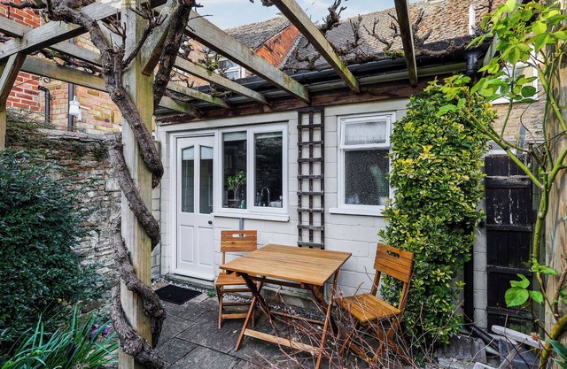 2 bedroom accommodation in Lechlade-on-Thames