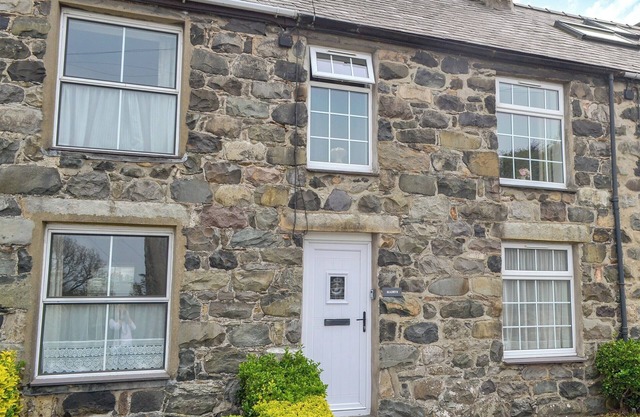2 bedroom accommodation in Clynnog-Fawr, near Criccieth