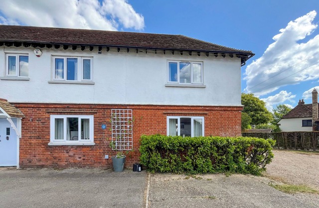 2 bedroom accommodation in Meopham, near Harvel