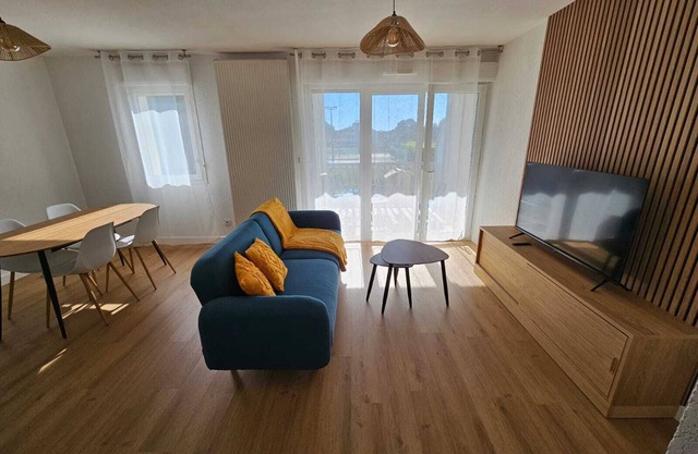 2-bedroom apartment 10 minutes from the beach