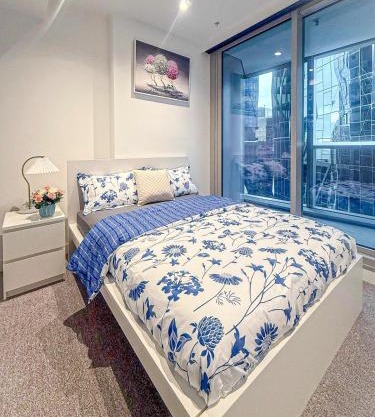 2-Bedroom Apartment in Melbourne CBD with Balcony, Pool & Gym Access