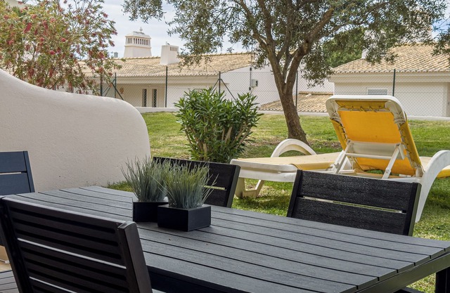 2 bedroom apartment with swimming pool 2m from Sra. da Rocha beach.