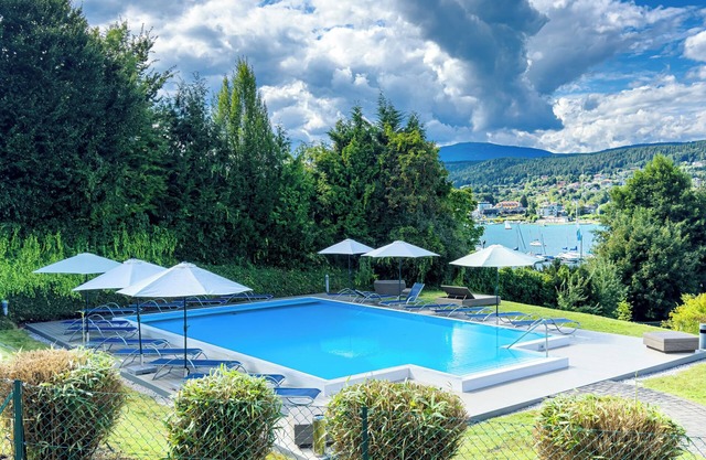 2-bedroom apartment, terrace, private lake access, pool